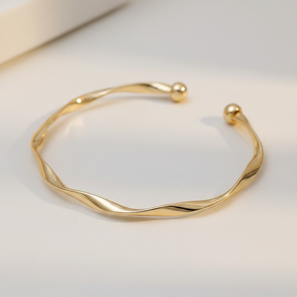 Elegant Chain Bracelet in Gold