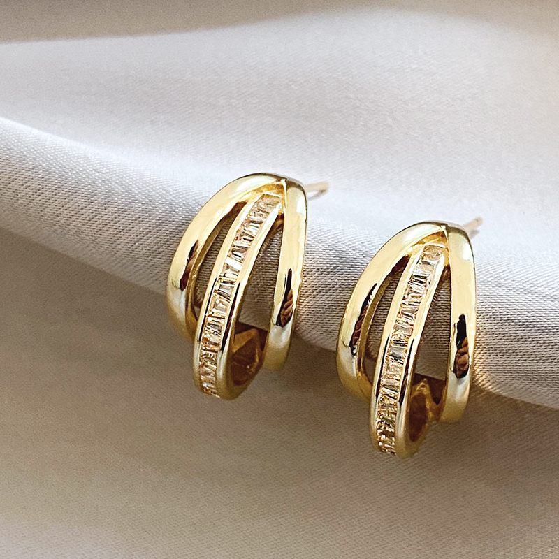 Three-ring drop earrings in gold, interlocking circles. By Sophi.