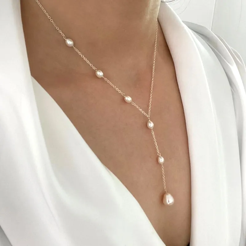 Vintage pendant pearl necklace on fine chain. By Sophi.