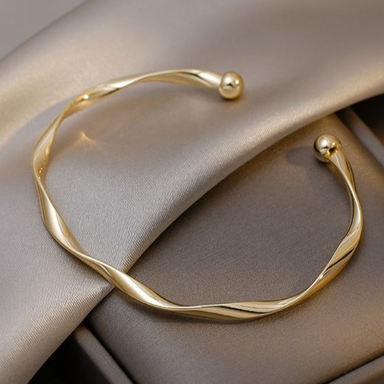 Elegant Chain Bracelet in Gold
